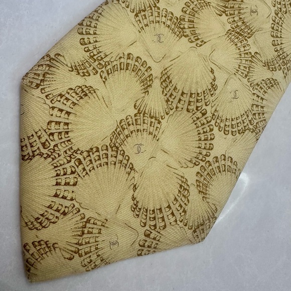 Chanel Gold/Yellow Seashell Necktie 👔 w CC logo detail throughout